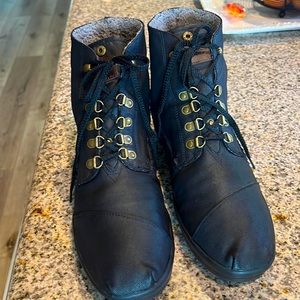 Toms mens sz 12 boots very good cond .